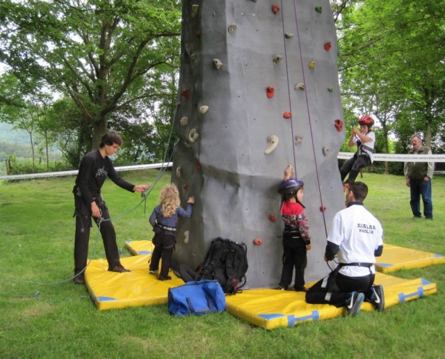 Los peques escalando en el rocódromo
